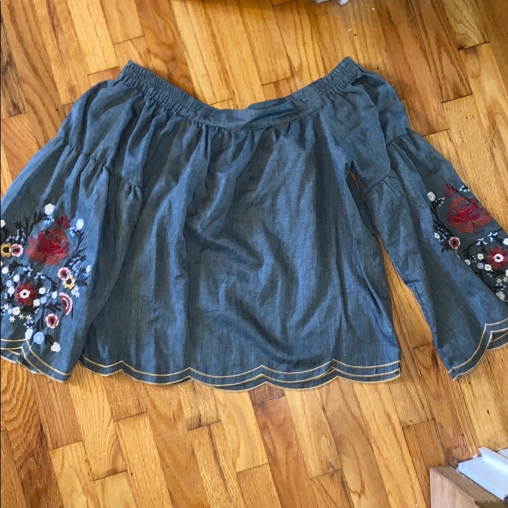 Umgee off the shoulders top; size medium